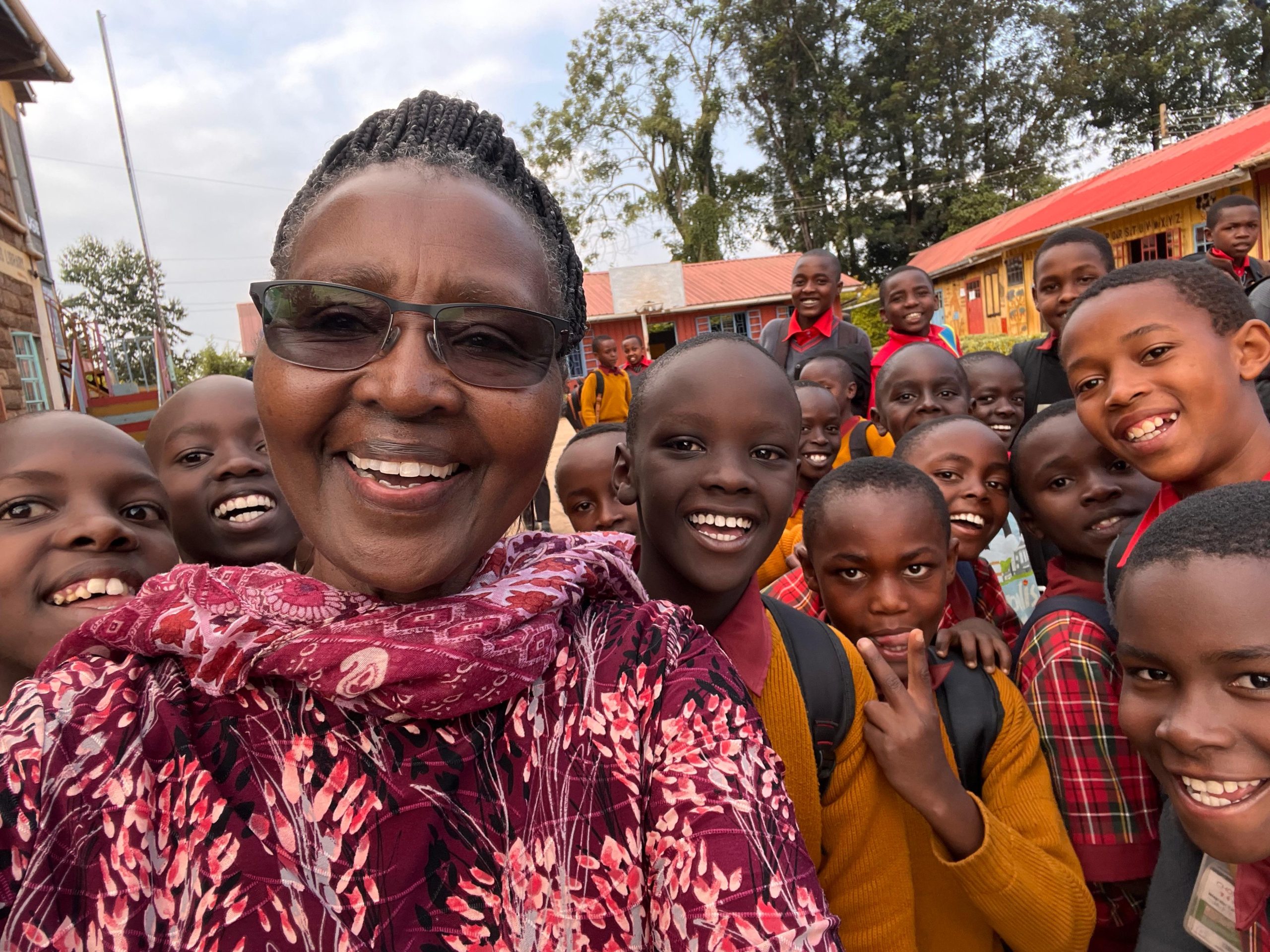 Wanji with students
